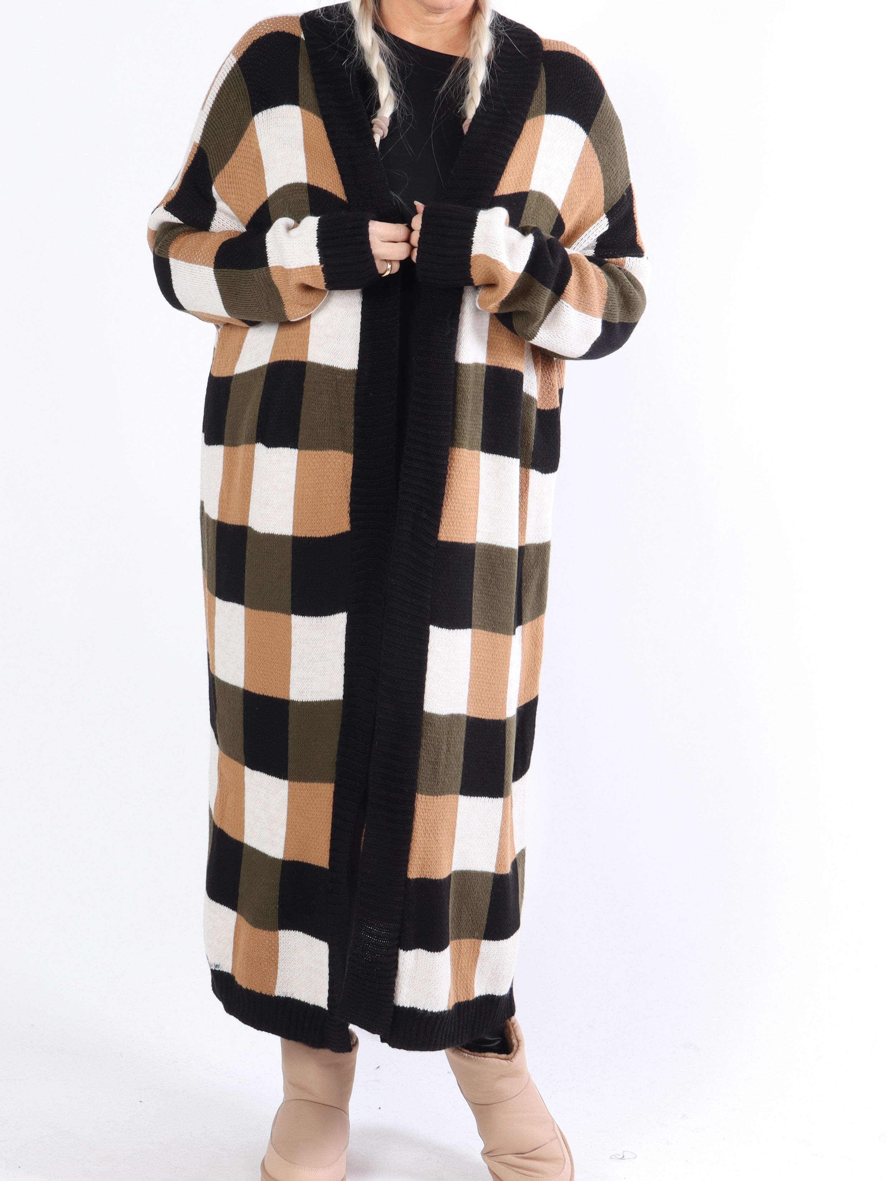 Nanami - Lång plus size stickad kofta i flerfärgad rutig färg